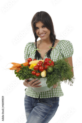 Junge attraktive Frau mit buntem Gemüse und Salat