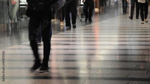 Menschen am Bahnhof