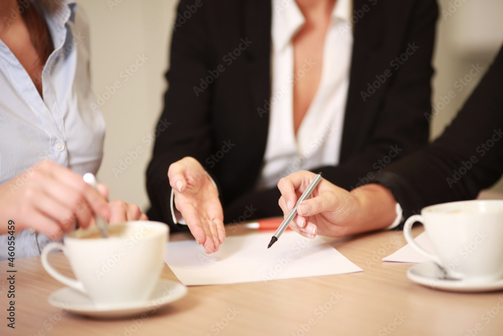 Besprechung mit Unterlagen Besprechung mit Unterlagen