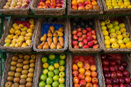 Fototapeta Naklejka Na Ścianę i Meble -  Fruits in baskets on market place