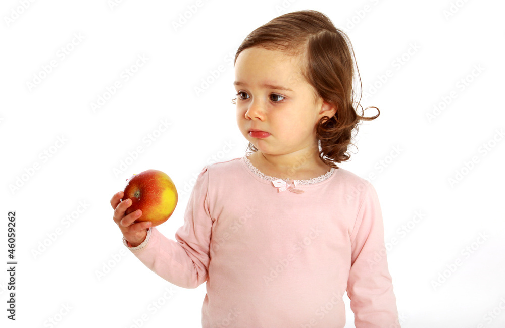 Ein Mädchen hält einen Apfel in der Hand Ein Mädchen hält einen Apfel in der Hand