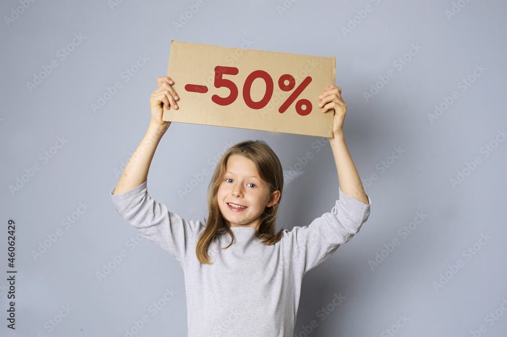Mädchen hält Schild mit Typo -50% Mädchen hält Schild mit Typo -50%