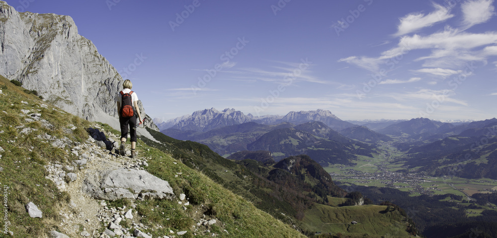 frau geht den wilden kaiser steig entlang