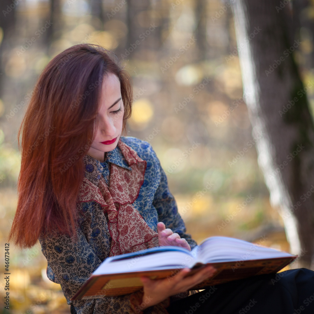 Obraz premium Girl reading a book
