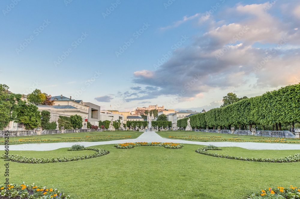 Fototapeta premium Ogród Mirabell (Mirabellgarten) w Salzburgu, Austria
