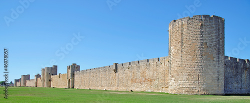 die berühmte Stadtmauer von Aigues-Mortes in der Camargue