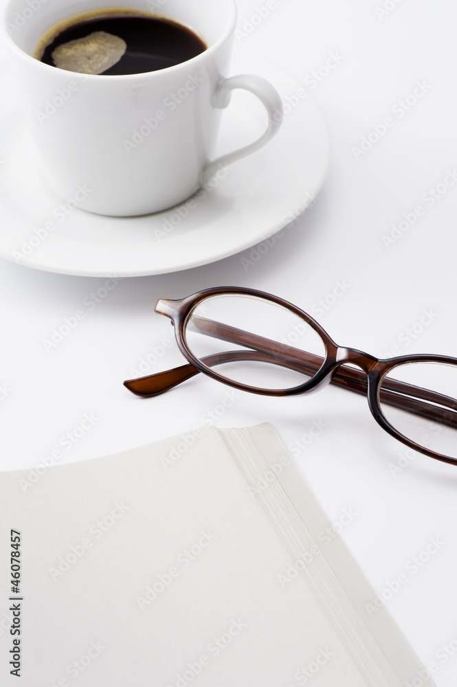 開いた本と眼鏡とコーヒー 開いた本と眼鏡とコーヒー