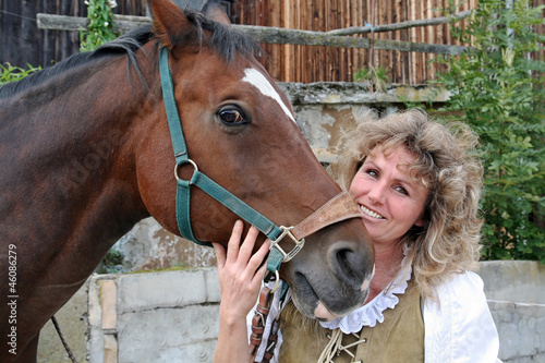 Die Frau und ihr Pferd photo