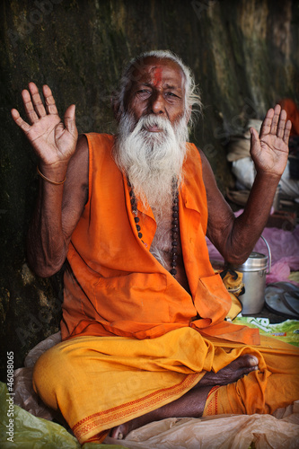 Bild auf Leinwand Indian sadhu welcomes