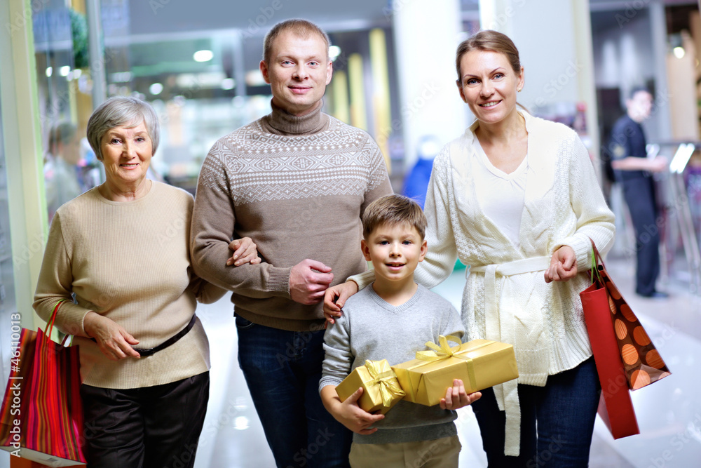 Obraz premium Family of shoppers