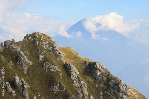 paesaggio dal monte Grona. Sullo sfondo il Legnone