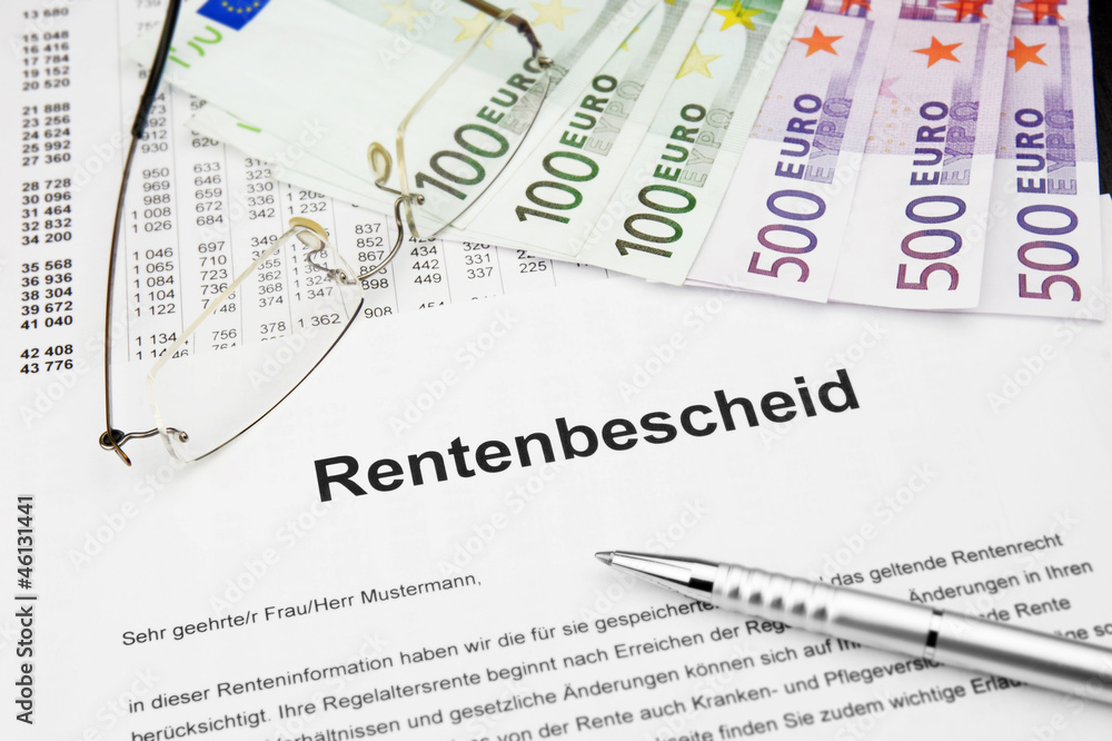 Obraz premium Rentenbescheid mit Geld und Brille