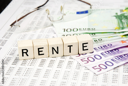 Rente mit Geld und Brille