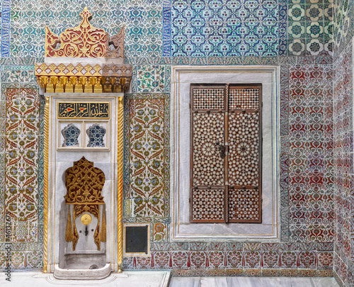 Canvas Print Fountain and window decorated in arab style