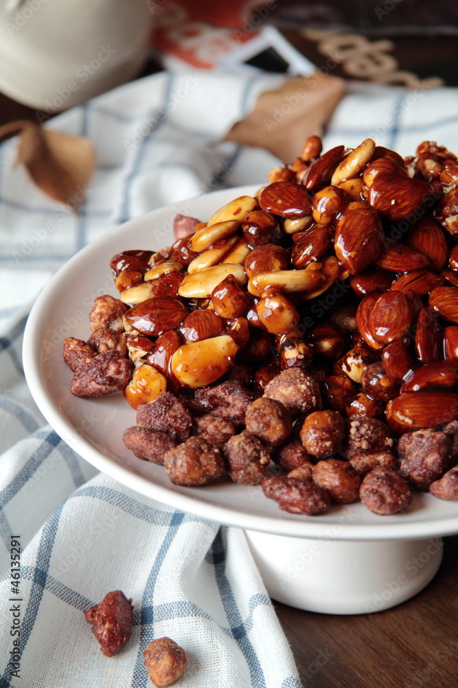 dolci croccanti nocciole mandorle con zucchero caramellato dolci croccanti nocciole mandorle con zucchero caramellato