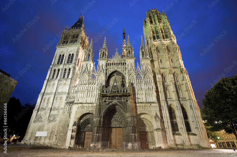 Fototapeta premium Rouen - The cathedral at night