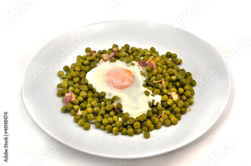 Plato de guisantes con huevo y bacón photo