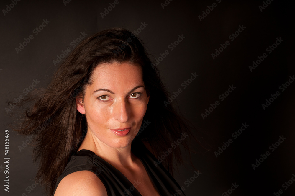 Fototapeta premium Frauenportait mit schwarzem Hintergrund