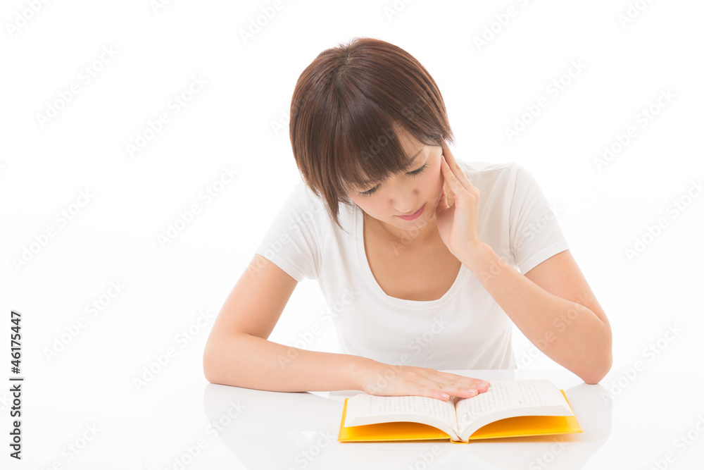 本を読む女性