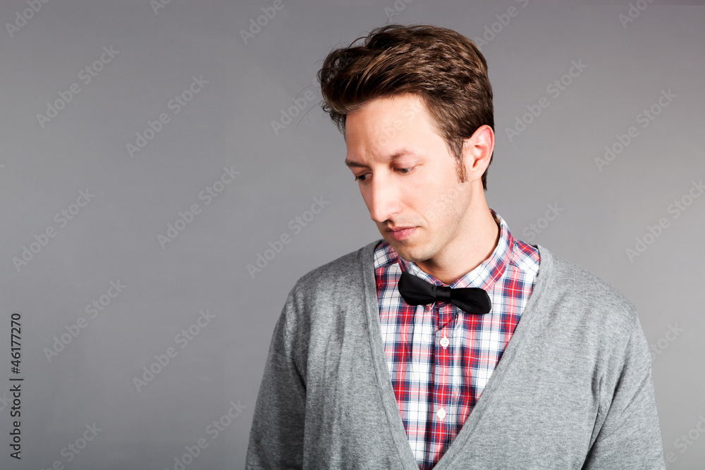 Fototapeta premium Mann schaut zur Seite