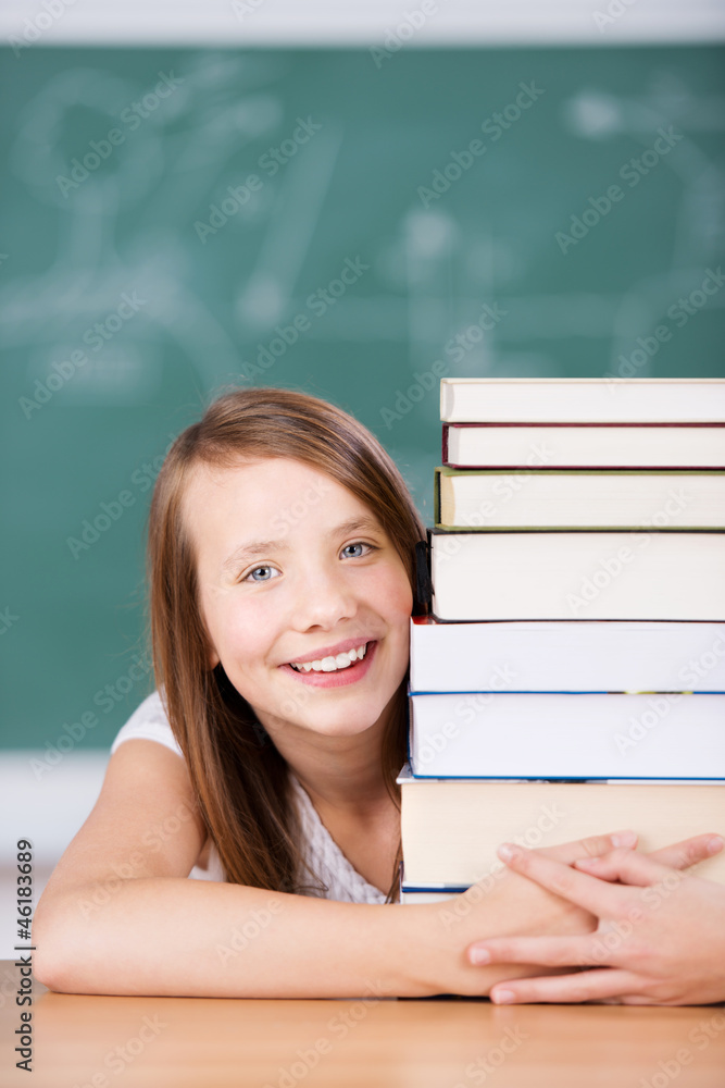 schülerin mit büchern im klassenzimmer schülerin mit büchern im klassenzimmer