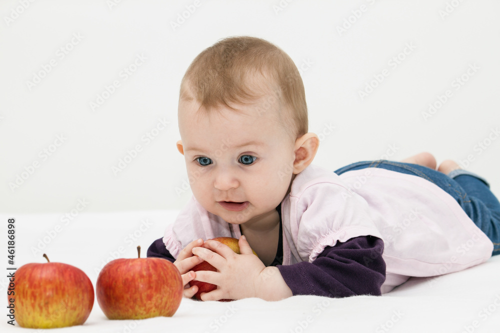 baby mit apfel baby mit apfel