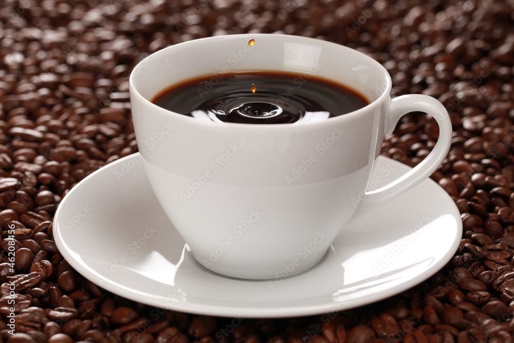 Kaffee mit Kaffeetropfen Kaffee mit Kaffeetropfen