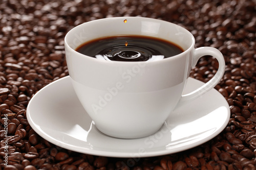 Kaffee mit Kaffeetropfen