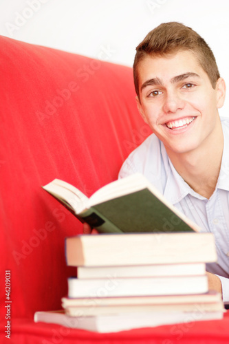 Junge liest ein Buch