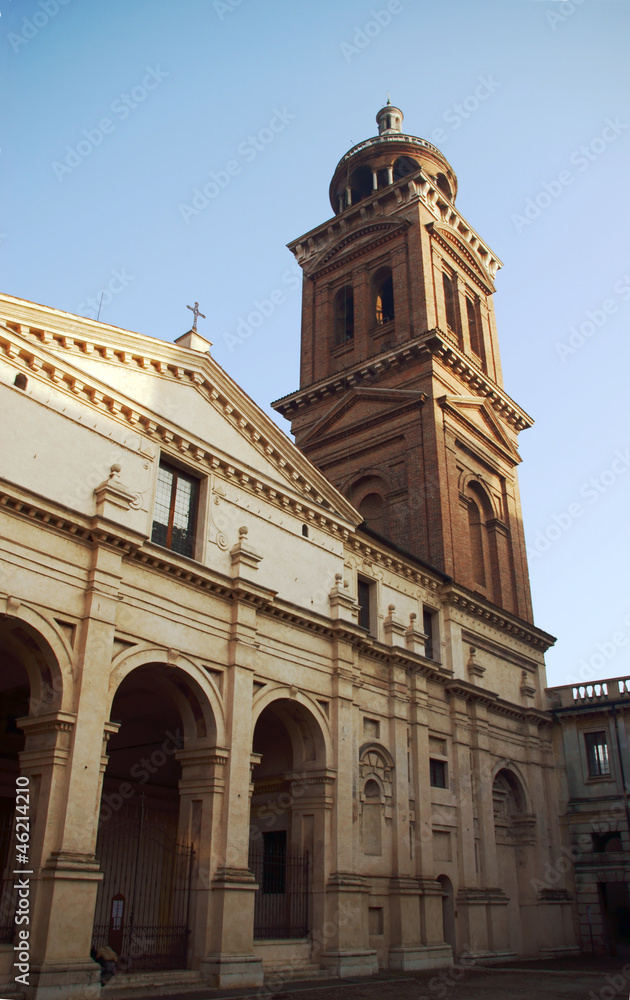 Wieża katedry Świętego Piotra w Mantui, Włochy