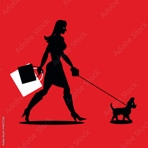 Junge Frau beim Einkaufen mit kleinem Hund