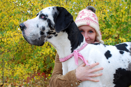 grosse deutsche Dogge im Profil mit Frau photo