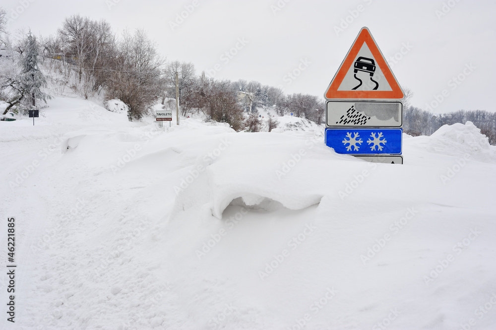 Naklejka premium Snowy road