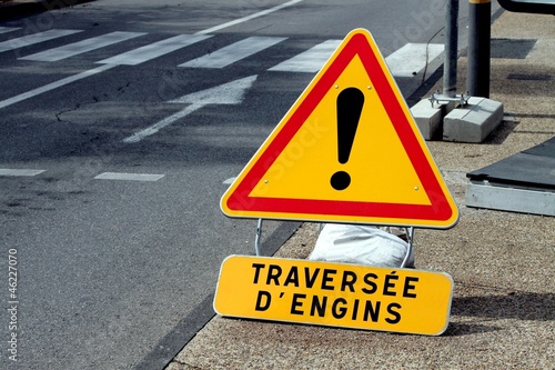 Danger temporaire : traversée d'engins de chantier