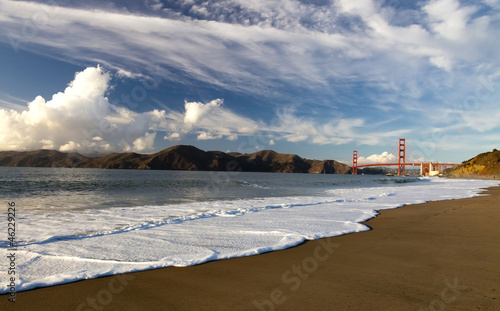 The Golden Gate Bridge w the waves