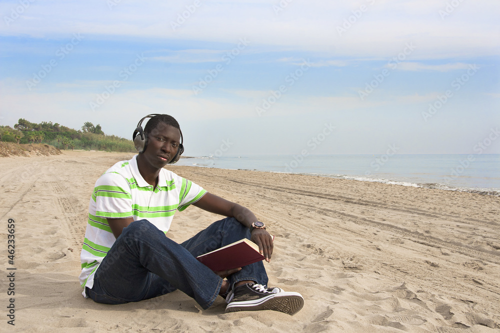 Leyendo y escuchando música en la playa. Leyendo y escuchando música en la playa.