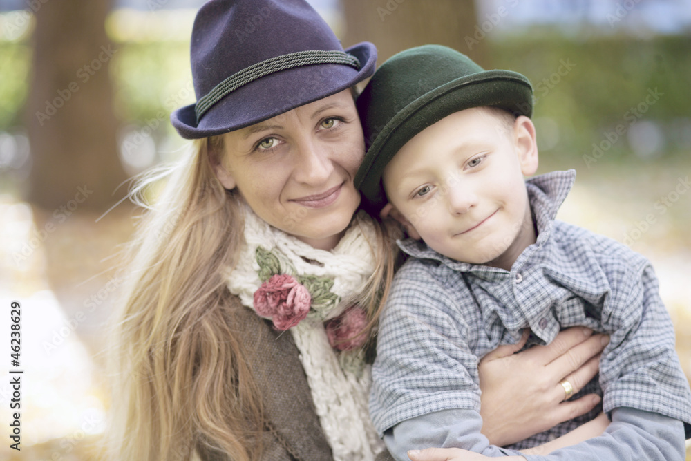 Obraz premium Mutter mit Kind im Park