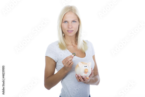 Junge blonde Frau möchte Geld anlegen