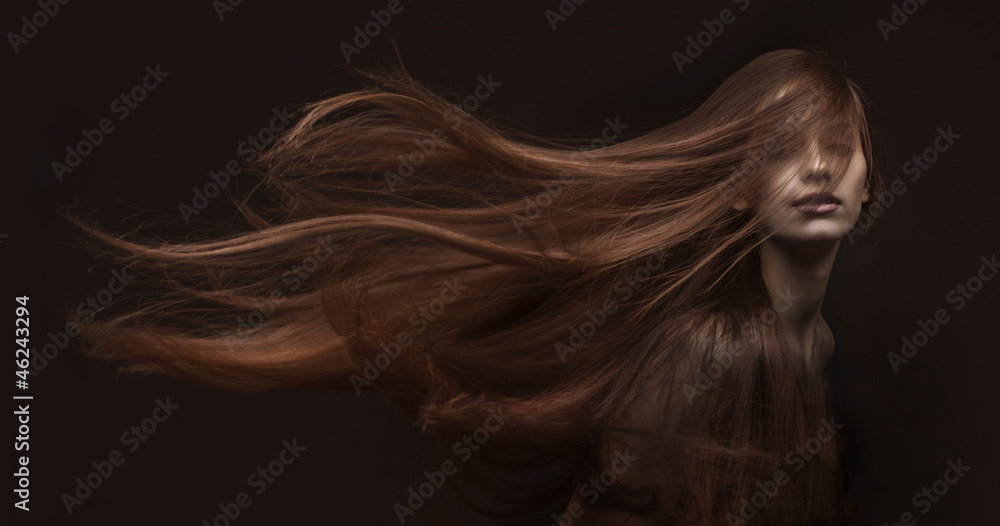 Fototapeta premium piękna kobieta z długimi włosami na ciemnym tle