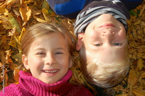 Mädchen und Junge im Herbst