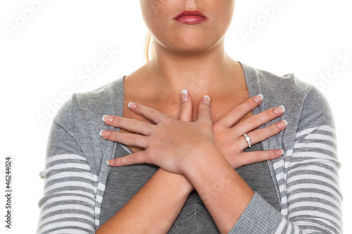 Frau hält Hände vor den Körper