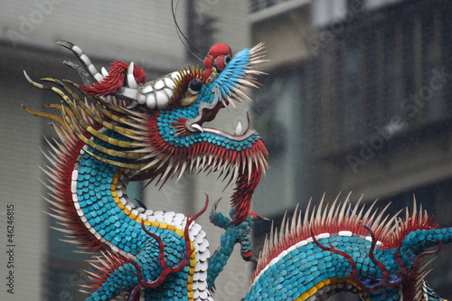 Cuadro en lienzo Drache im Regen am Dach des Longshan-Tempels in Taipeh, Taiwan