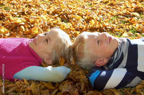 Junge und Mädchen im Herbst