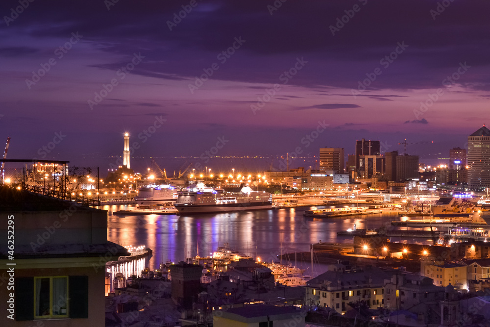 Lo skyline di Genova dopo il tramonto