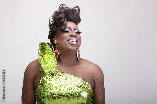 Foto Drag queen wearing a green gown with sequins.