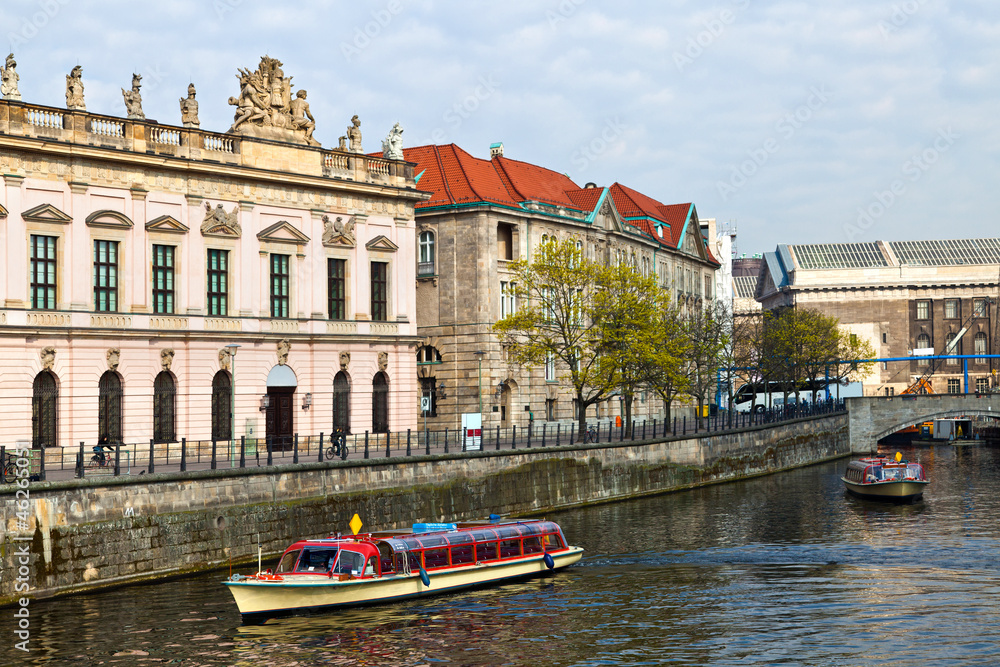 Obraz premium Seughauskino and German History Museum besides the Spree River,