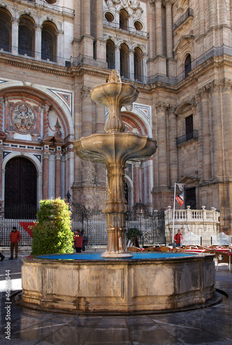 Brunnen vor Kathedrale Malaga