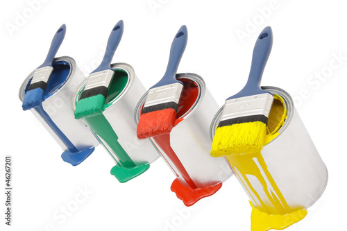 Vier Farbdosen mit Pinsel