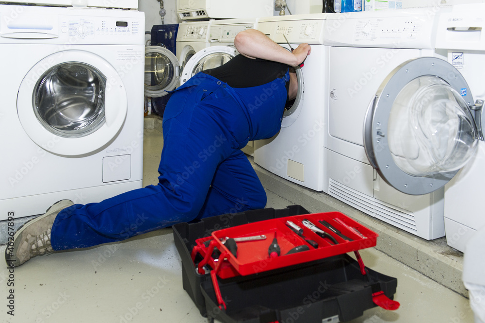 Techniker repariert eine Waschmaschine Stock Photo | Adobe Stock