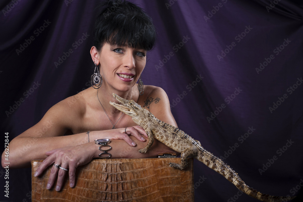 Naklejka premium une femme et son bébé crocodile
